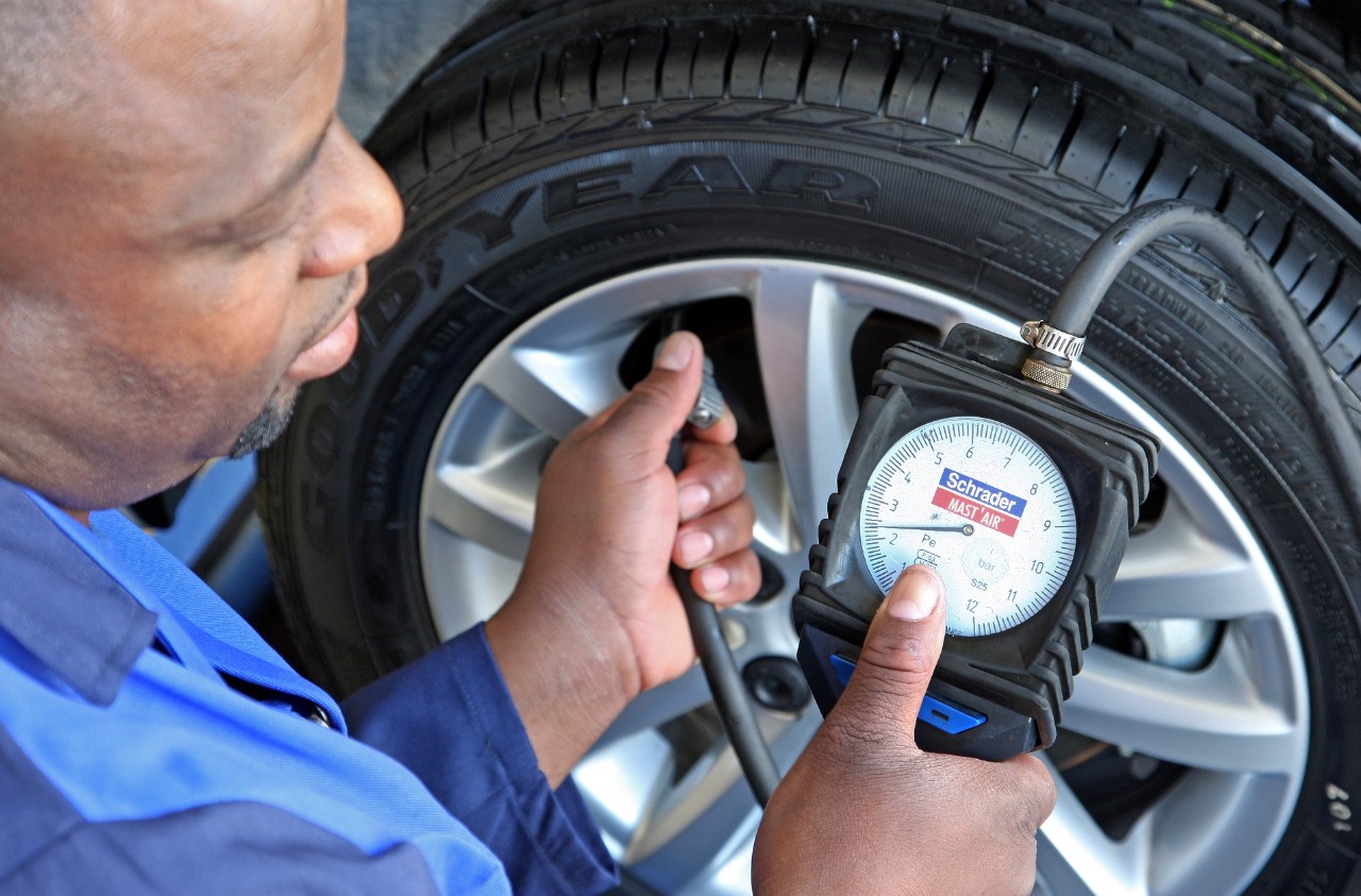 Using a tyre pressure monitor to check tyre pressure